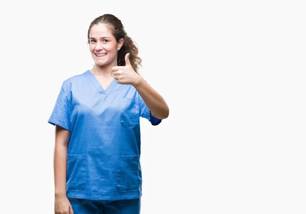 Joven Chica Doctora Morena Vistiendo Uniforme Enfermera Cirujana Sobre Fondo — Foto de Stock