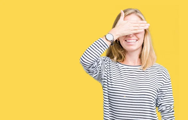 Hermosa Mujer Joven Con Suéter Rayas Sobre Fondo Aislado Sonriendo —  Fotos de Stock