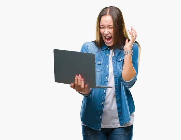 Giovane Donna Caucasica Utilizzando Computer Portatile Sfondo Isolato Molto Felice — Foto Stock