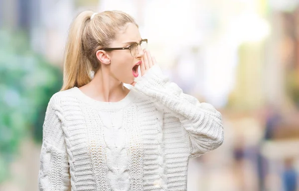 若い美しい金髪女性のめがねを叫ぶと 口の中に手の側に大声で叫んで孤立の背景の上 通信の概念 — ストック写真