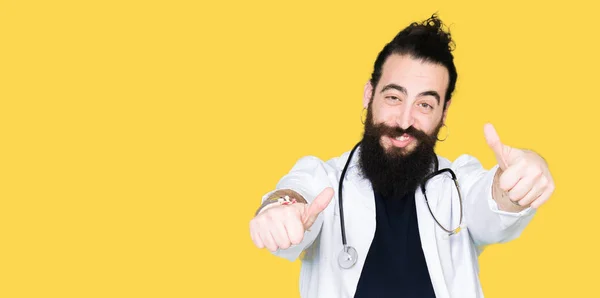 Läkare Med Långt Hår Bär Medicinsk Kappa Och Stetoskop Godkänna — Stockfoto