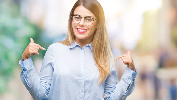 年轻美丽的商业妇女戴眼镜在孤立的背景看自信与微笑在脸上 指着自己与手指自豪和快乐 — 图库照片