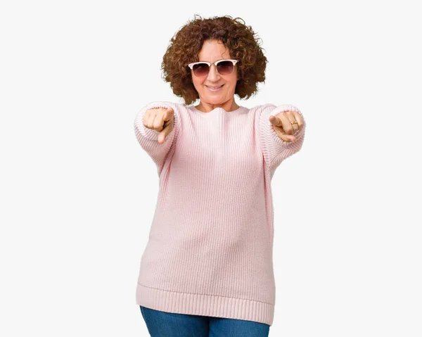 Όμορφη Μεσαία Ager Ανώτερων Γυναίκα Φοράει Ροζ Πουλόβερ Και Γυαλιά — Φωτογραφία Αρχείου