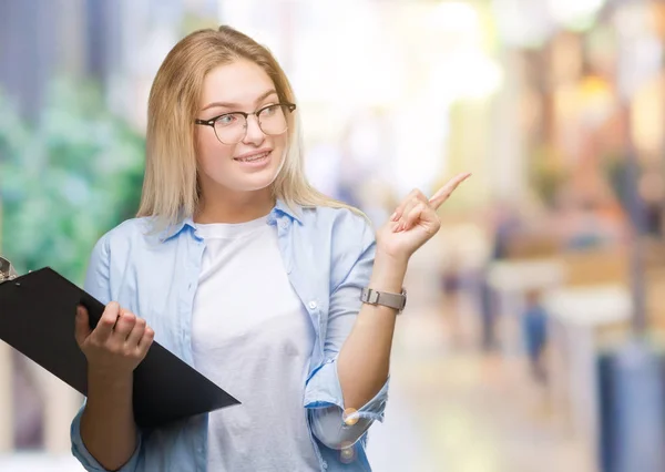 Giovane Donna Affari Caucasica Tenendo Appunti Sfondo Isolato Molto Felice — Foto Stock