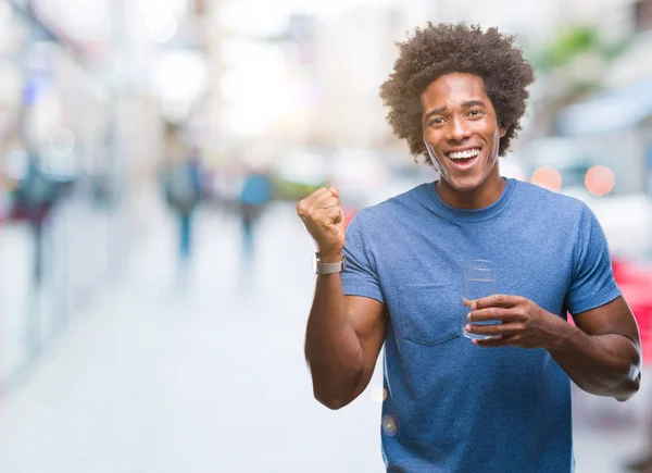 Hombre Afroamericano Bebiendo Vaso Agua Sobre Fondo Aislado Gritando Orgulloso —  Fotos de Stock