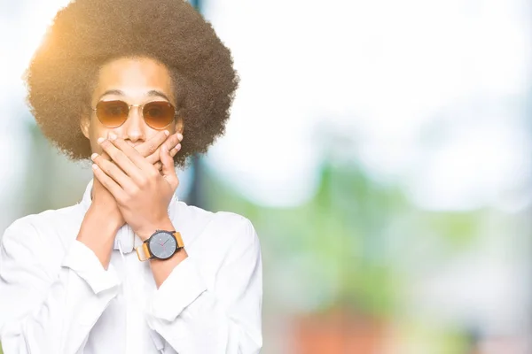 Joven Afroamericano Con Cabello Afro Usando Gafas Sol Auriculares Impactados — Foto de Stock