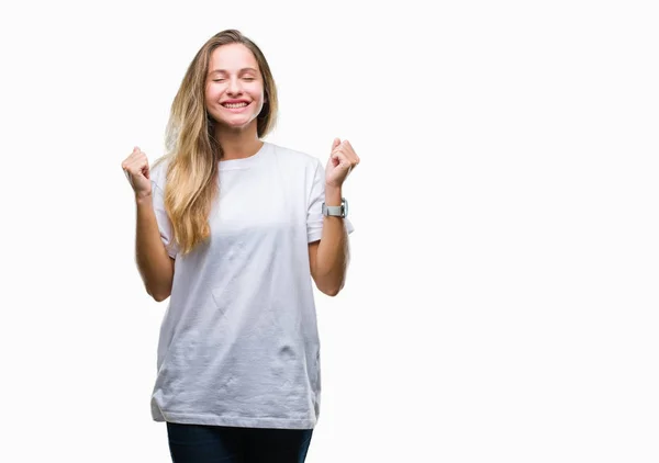 Jovem Mulher Loira Bonita Vestindo Casual Shirt Branca Sobre Fundo — Fotografia de Stock