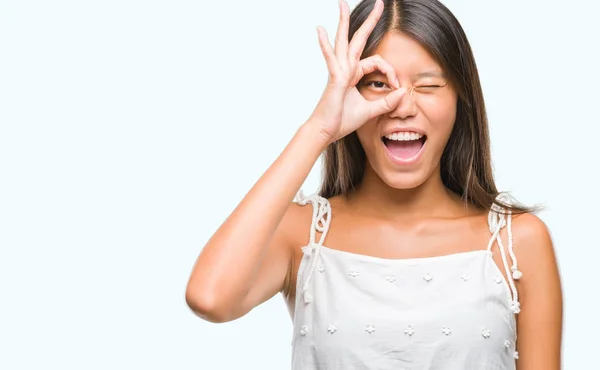 Jonge Aziatische Vrouw Geïsoleerde Achtergrond Doen Gebaar Met Hand Glimlachen — Stockfoto