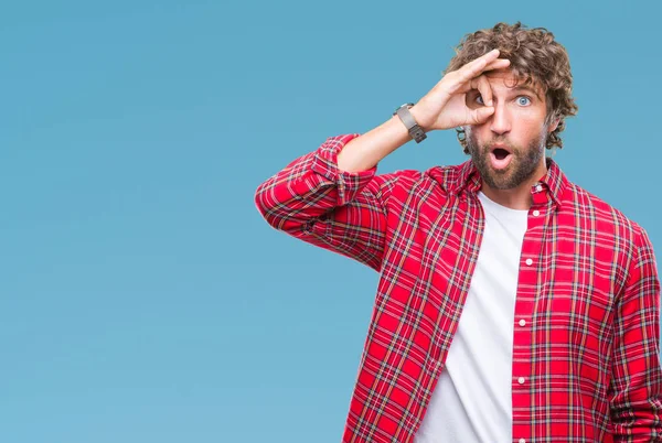 Bonito Homem Modelo Hispânico Sobre Fundo Isolado Fazendo Gesto Chocado — Fotografia de Stock