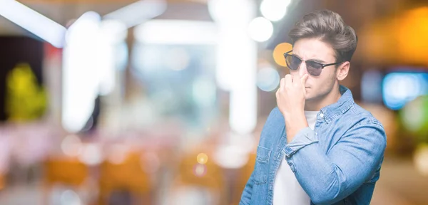 Jonge Knappe Man Dragen Van Een Zonnebril Geïsoleerde Achtergrond Iets — Stockfoto