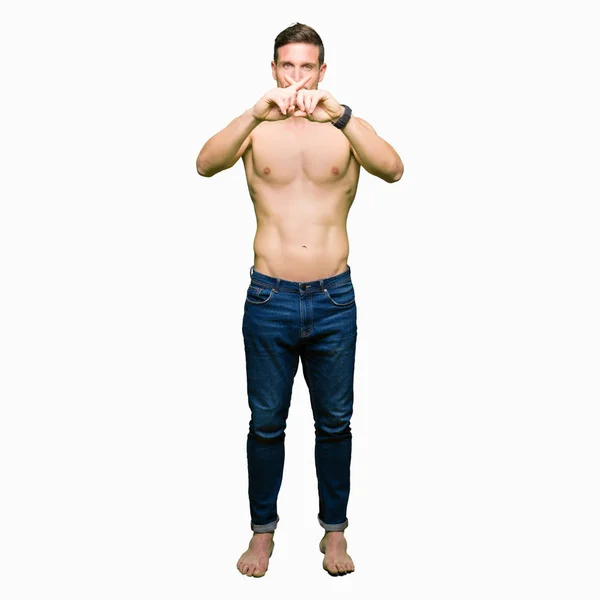 Hombre Guapo Sin Camisa Mostrando Pecho Desnudo Expresión Rechazo Cruzando —  Fotos de Stock