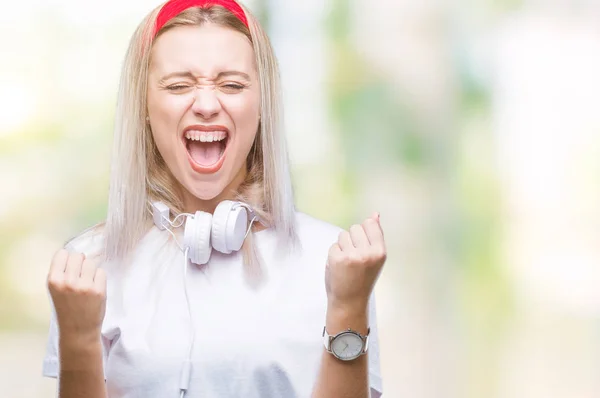 Mujer Rubia Joven Con Auriculares Escuchando Música Sobre Fondo Aislado — Foto de Stock