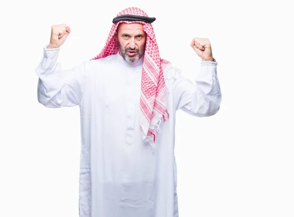 Senior Arab Man Wearing Keffiyeh Isolated Background Showing Arms Muscles — Stock Photo, Image