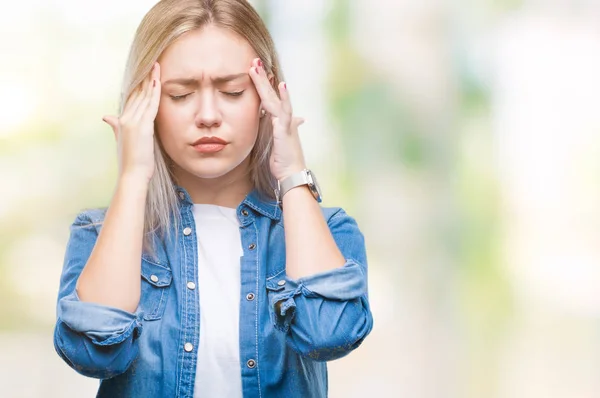 若いブロンドの女性の上は頭の頭の中の痛みのために手でバック グラウンドを分離したストレス 片頭痛に苦しんでいます — ストック写真