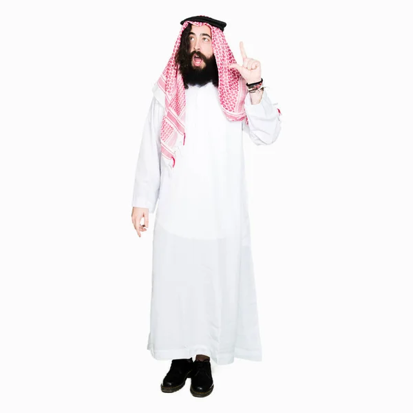 Арабский Бизнесмен Длинными Волосами Носящий Традиционный Шарф Кеффийе Указывает Пальцем — стоковое фото