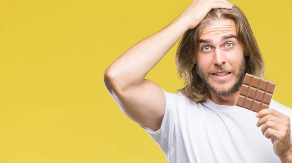 Jeune Homme Beau Aux Cheveux Longs Mangeant Des Barres Chocolat — Photo