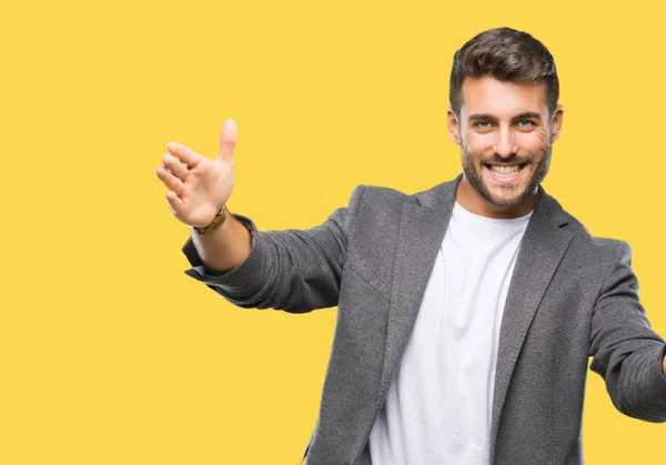 Joven Hombre Negocios Guapo Sobre Fondo Aislado Mirando Cámara Sonriendo —  Fotos de Stock