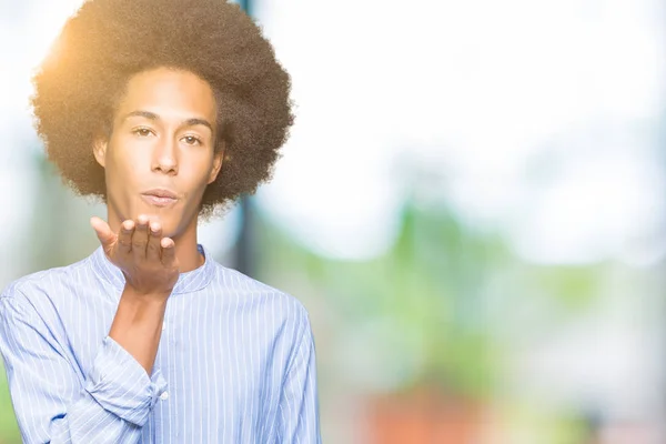 Mladý Američan Afričana Muž Afro Vlasy Při Pohledu Kamery Naznačení — Stock fotografie