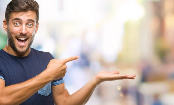 Joven Hombre Guapo Sobre Fondo Aislado Asombrado Sonriendo Cámara Mientras — Foto de Stock