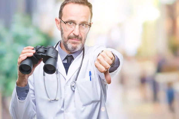 Moyen Âge Médecin Portier Homme Regardant Travers Les Jumelles Fond — Photo