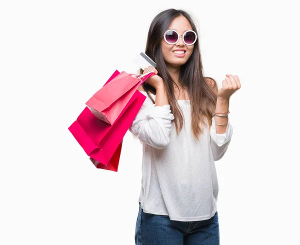 Jonge Aziatische Vrouw Houdt Van Boodschappentassen Verkoop Geïsoleerde Achtergrond Schreeuwen — Stockfoto