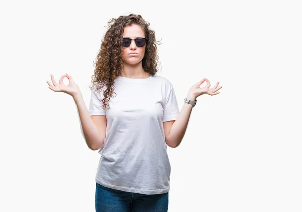 Schöne Brünette Lockige Haare Junge Mädchen Mit Sonnenbrille Über Isoliertem — Stockfoto