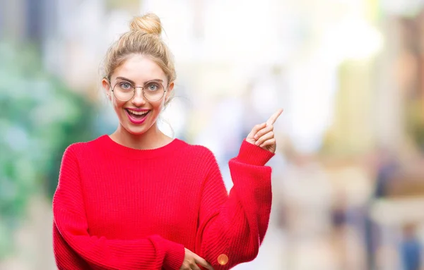 Joven Mujer Rubia Hermosa Con Suéter Rojo Gafas Sobre Fondo — Foto de Stock