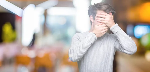 Jonge Knappe Man Winter Trui Dragen Geïsoleerde Achtergrond Bedekking Ogen — Stockfoto