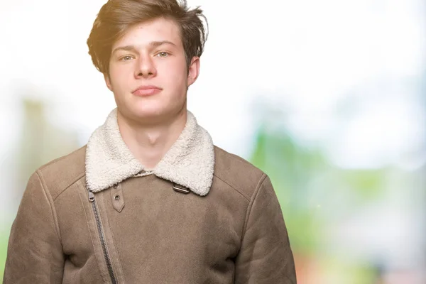 Joven Hombre Guapo Con Abrigo Invierno Sobre Fondo Aislado Relajado —  Fotos de Stock