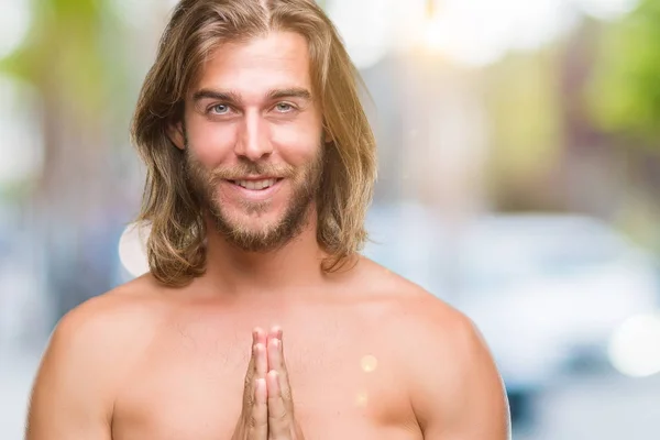 Genç Yakışıklı Gömleksiz Adam Uzun Saçlı Seksi Vücut Ellerle Birlikte — Stok fotoğraf