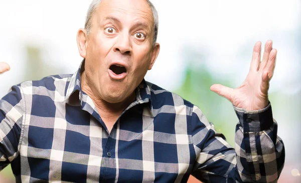 Knappe Senior Man Dragen Casual Shirt Vieren Gek Verbaasd Voor — Stockfoto