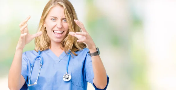 Bella Giovane Donna Medico Indossa Uniforme Medica Sfondo Isolato Urlando — Foto Stock