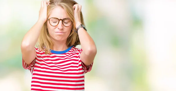 Hermosa Joven Con Gafas Sobre Fondo Aislado Que Sufre Dolor —  Fotos de Stock