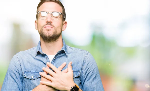 Stilig Man Bär Glasögon Leende Med Händerna Bröstet Med Slutna — Stockfoto