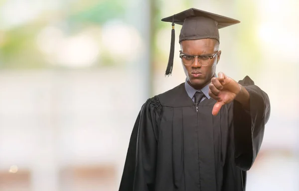 Jovem Graduado Homem Afro Americano Sobre Fundo Isolado Olhando Infeliz — Fotografia de Stock