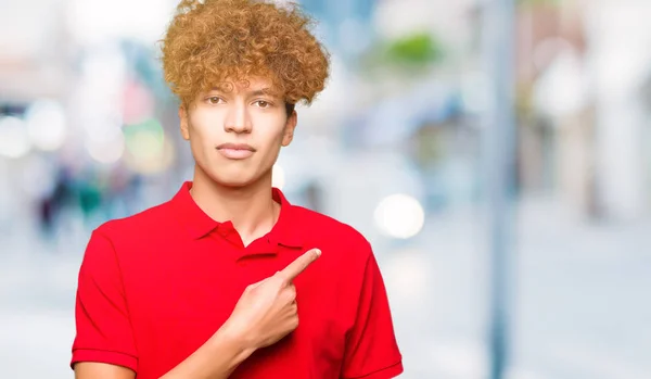 Mladý Pohledný Muž Afro Vlasy Sobě Červené Tričko Ukázání Prstem — Stock fotografie