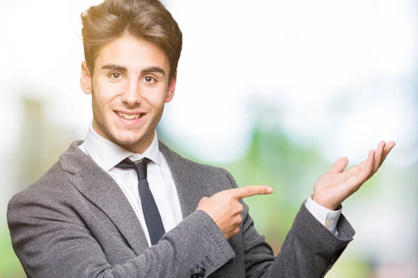 Joven Hombre Negocios Con Traje Corbata Sobre Fondo Aislado Sorprendido — Foto de Stock