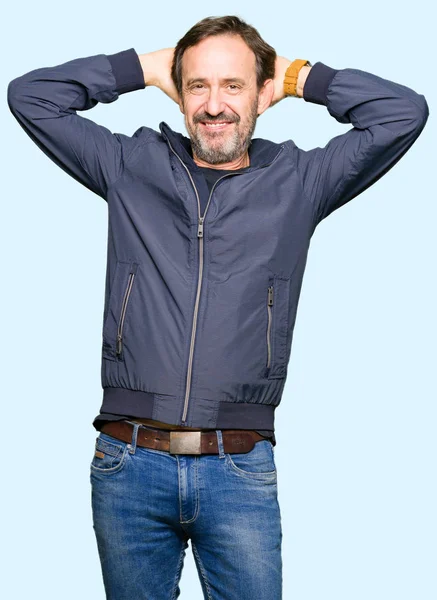 Hombre Guapo Mediana Edad Vistiendo Una Chaqueta Relajante Estirándose Con — Foto de Stock