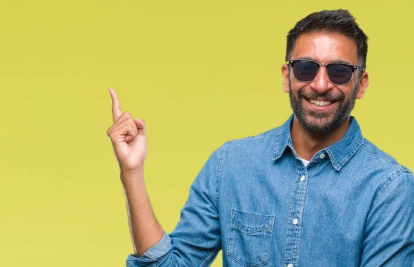 Vuxen Spansktalande Man Bär Solglasögon Över Isolerade Bakgrund Med Ett — Stockfoto
