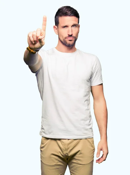 Pohledný Muž Nosí Ležérní Bílé Tričko Ukázání Prstem Nahoru Rozzlobený — Stock fotografie