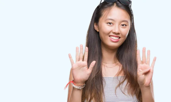 Jonge Aziatische Vrouw Zonnebril Dragen Geïsoleerd Achtergrond Weergegeven Met Vingers — Stockfoto