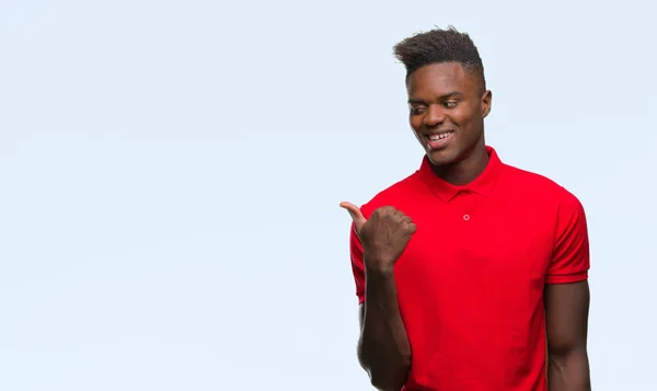 Jovem Afro Americano Sobre Fundo Isolado Sorrindo Com Rosto Feliz — Fotografia de Stock