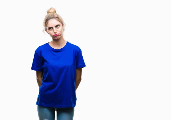 머리와 스러운 제스처와 만드는 물고기 파란색 티셔츠를 — 스톡 사진