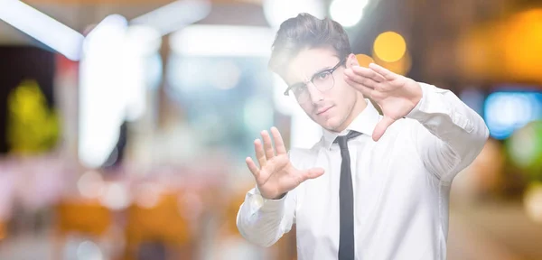 Giovane Uomo Affari Che Indossa Occhiali Sfondo Isolato Sorridente Facendo — Foto Stock