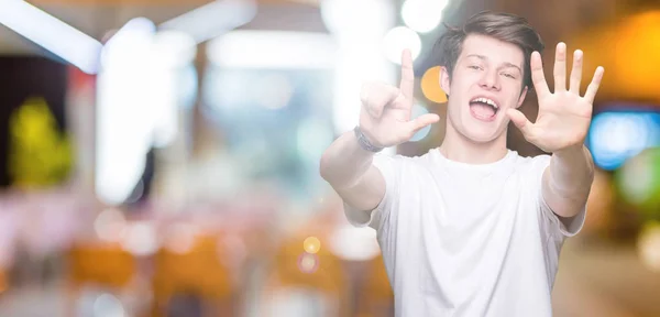 Junger Gutaussehender Mann Lässigem Weißem Shirt Vor Isoliertem Hintergrund Der — Stockfoto