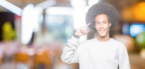 Młody Człowiek African American Afro Włosów Sobie Bluzę Sportową Smiling — Zdjęcie stockowe