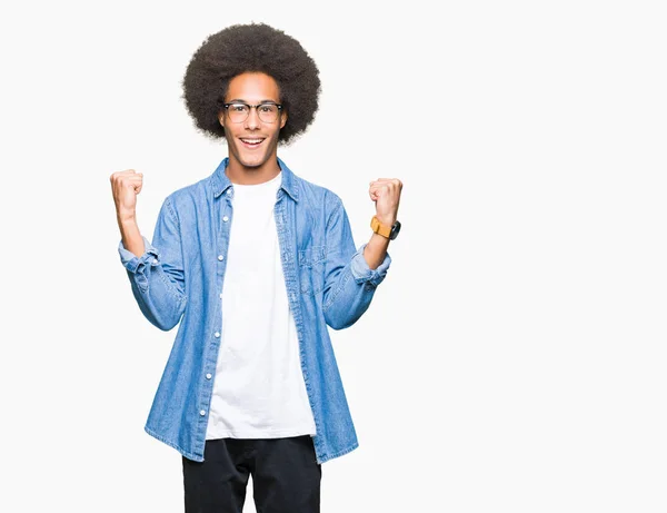 Jovem Afro Americano Com Cabelo Afro Vestindo Óculos Celebrando Surpreso — Fotografia de Stock