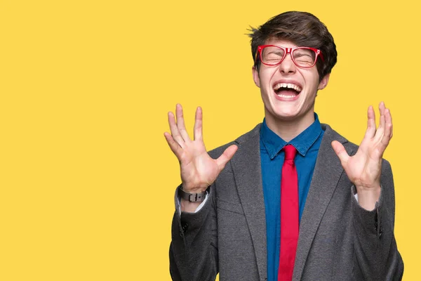 Arka Plan Deli Kutluyor Üzerinde Kırmızı Gözlük Takan Genç Yakışıklı — Stok fotoğraf
