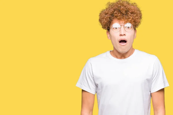 Jovem Homem Bonito Com Cabelo Afro Vestindo Óculos Com Medo — Fotografia de Stock