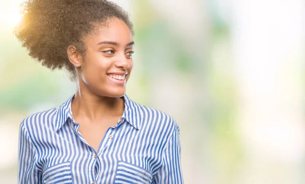 Jonge Afro Amerikaanse Vrouw Geïsoleerde Achtergrond Zoek Weg Aan Kant — Stockfoto